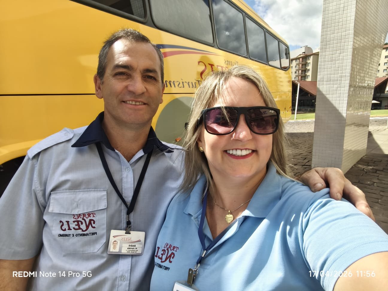 Equipe Trans Neis ao lado do ônibus